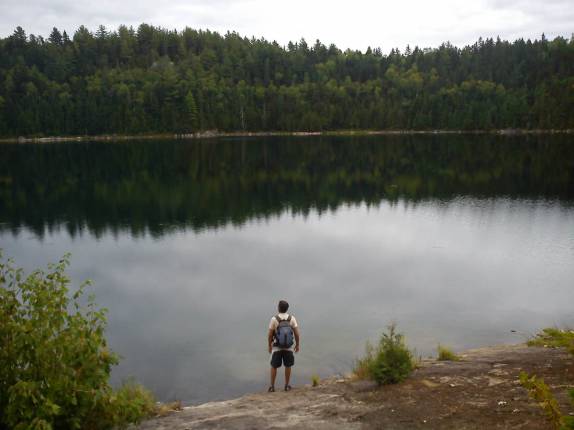 O maravilhoso Lac Solitaire, no Parc National de La Mauricie, na província de Quebec, no Canadá